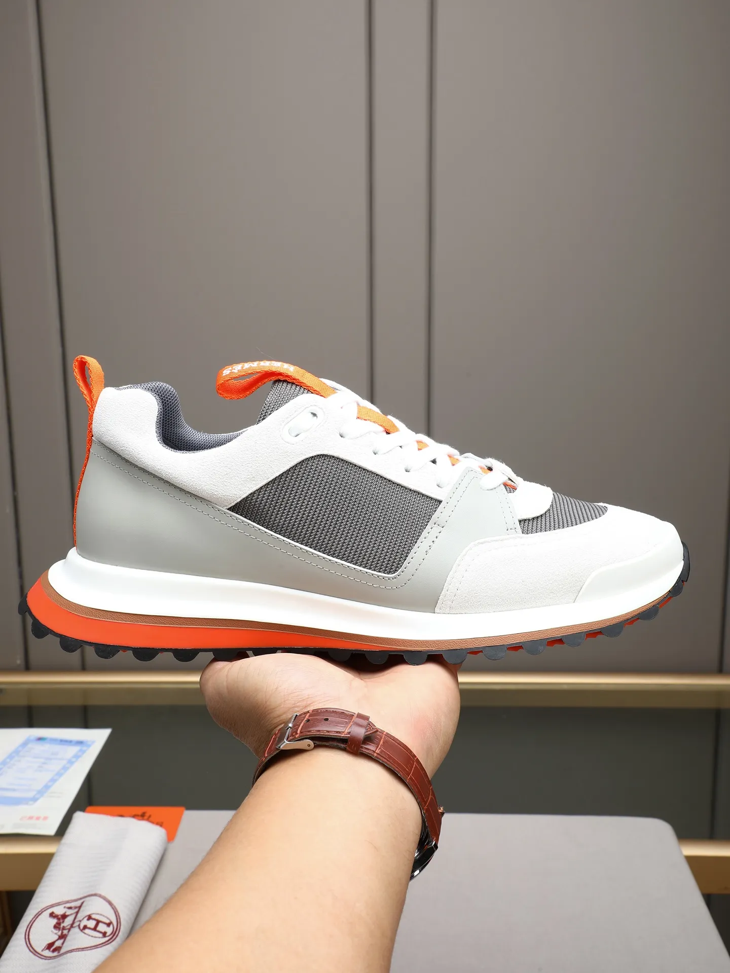 PP680【Hermes】fe new arrival~New Bouncing sneakers are the most comfortable shoes from Hermès. They are extremely light on the feet and look great. You won’t feel tired even when you go shopping and running around. 👍Very light and comfortable. Extremely light. Perfect for both sports and leisure. They feel great when you step on them! It’s up to you to choose, there’s always what you want~ ✔️Fabric: Imported first-layer cowhide ✔️Inner lining: Imported water-dyed cowhide ✔️Outsole: Seamless combination of IP+TPU (multi-color letters) German technology irradiation machine ✔️Code number: Male 38-44 (45 customized)